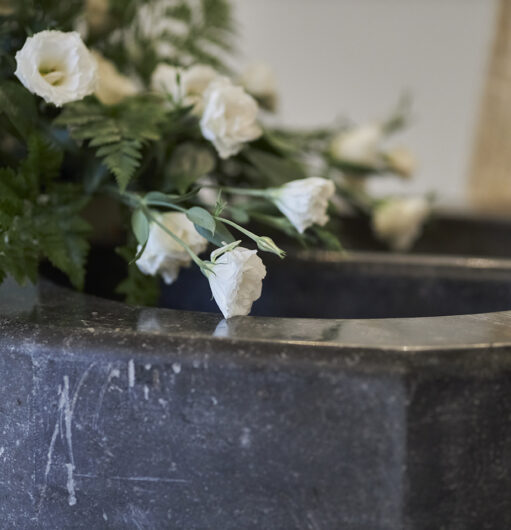 bouquet-white-roses-dark-table-closeup-soft-focus bouquet-white-roses-dark-table-closeup-soft-focus
